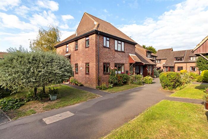 2 Bedroom Flat For Sale In Alderfield, Petersfield, GU32