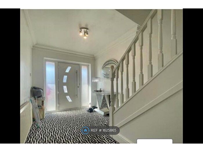 4 Bedroom Semi-Detached House To Rent In Sunny Bank Walk, Mirfield, WF14