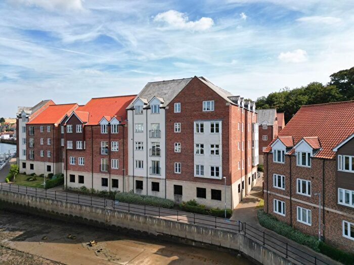 3 Bedroom Flat For Sale In Richardsons Court, Whitehall Landing, YO22
