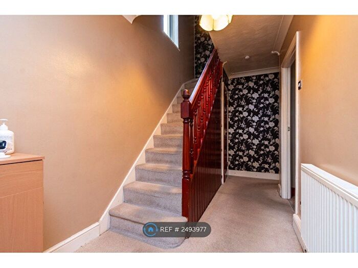 4 Bedroom Semi-Detached House To Rent In Bassetts Way, Orpington, BR6