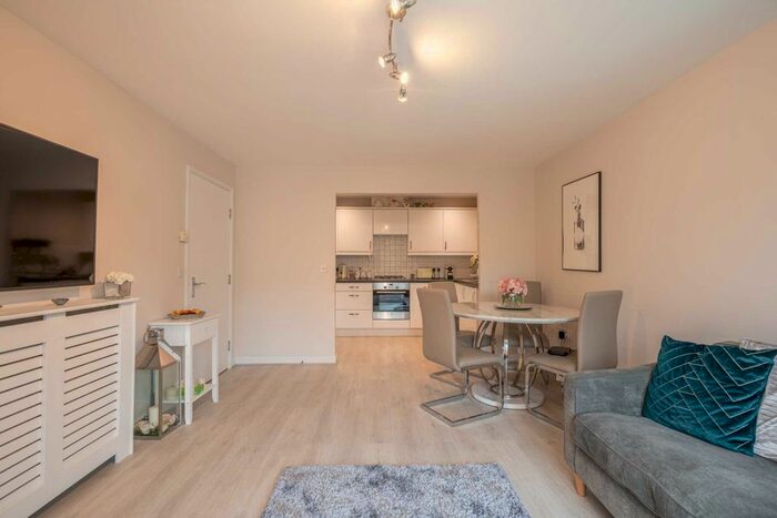 2 Bedroom Flat To Rent In Station Road, Borehamwood, WD6