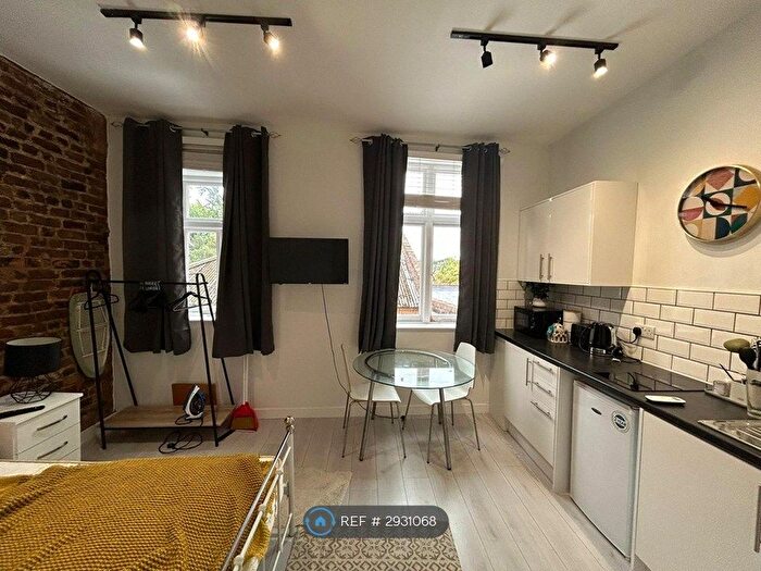 Studio To Rent In Hackney Road, London, E2