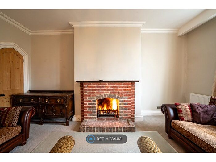 4 Bedroom Flat To Rent In The Woodlands, Harrow, HA1