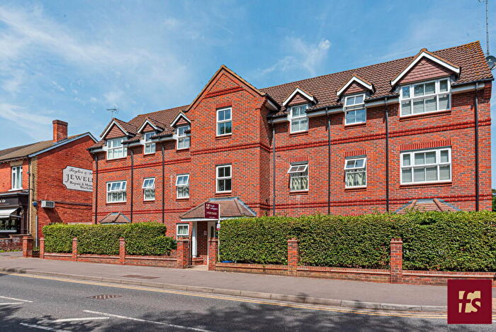 2 Bedroom Flat For Sale In Talavera Close, Crowthorne, Berkshire, RG45