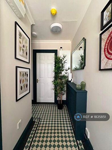 Studio To Rent In Carr Street, London, E14