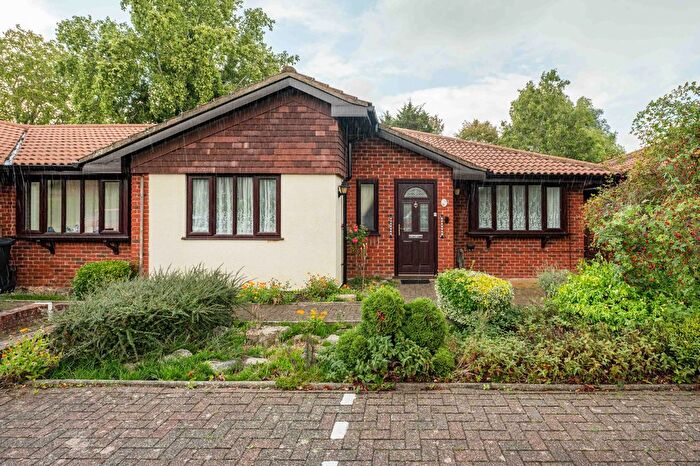 2 Bedroom Flat For Sale In Oakmead Green, Epsom, KT18