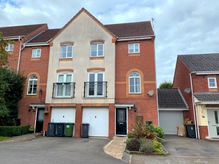 3 Bedroom Town House To Rent In Honeysuckle Close, Bedworth, CV12