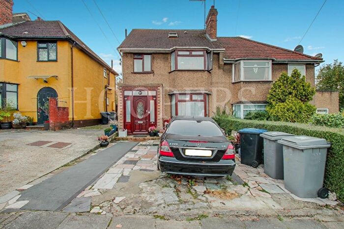 4 Bedroom Semi-Detached House For Sale In Brook Road, London, NW2