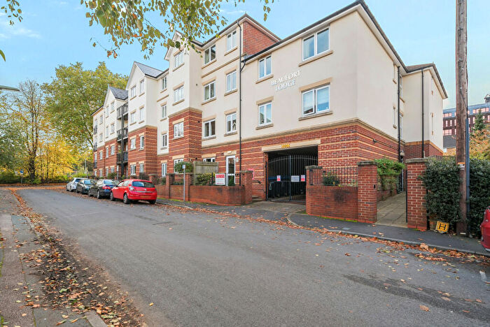 2 Bedroom Apartment For Sale In Grove Road, Woking, GU21