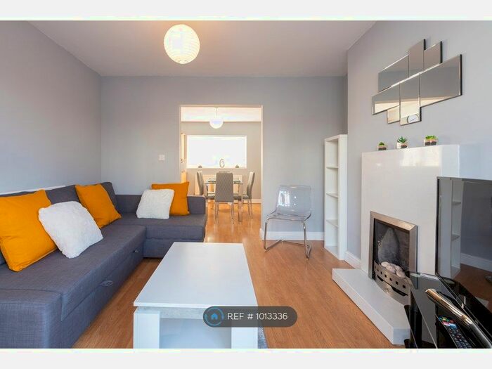 3 Bedroom Semi-Detached House To Rent In Roundhay Grove, Leeds LS8