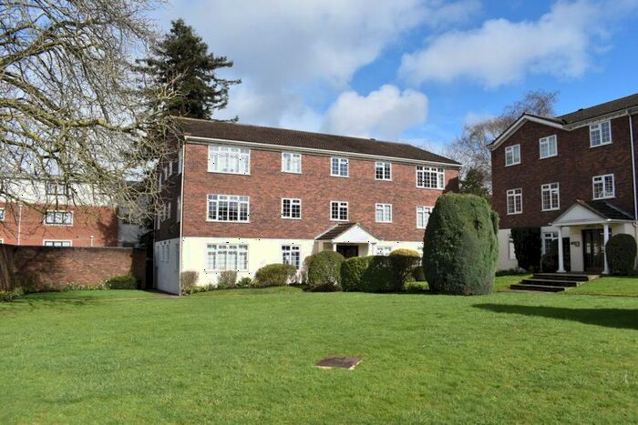 1 Bedroom Flat To Rent In Hillcrest, Weybridge, KT13