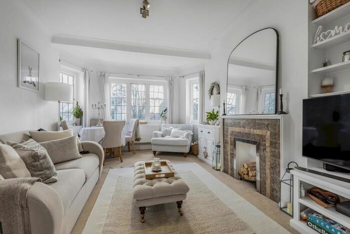 2 Bedroom Flat To Rent In Little Green, Richmond TW9