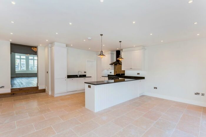 5 Bedroom Town House To Rent In Warwick Road, Kenilworth, CV8