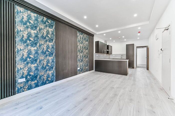 3 Bedroom Flat To Rent In Kidderminster Road, West Croydon, Croydon, CR0