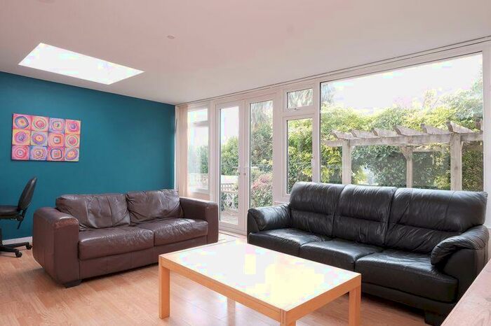 4 Bedroom Semi-Detached House To Rent In Roundway, Brighton, BN1