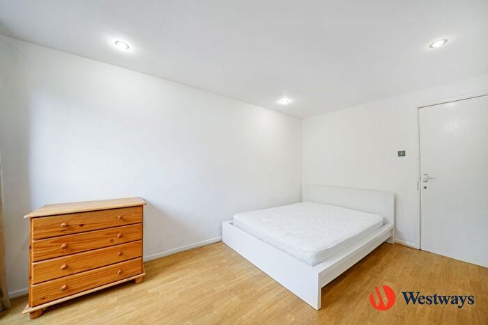 3 Bedroom Flat To Rent In Burlington Close, Westbourne Park, London, W9