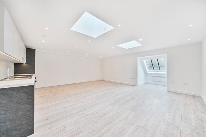 2 Bedroom Flat To Rent In Wray Park Road Reigate, RH2