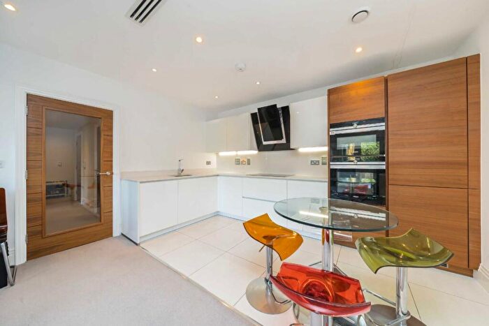 2 Bedroom Flat For Sale In High Road, Finchley, N12
