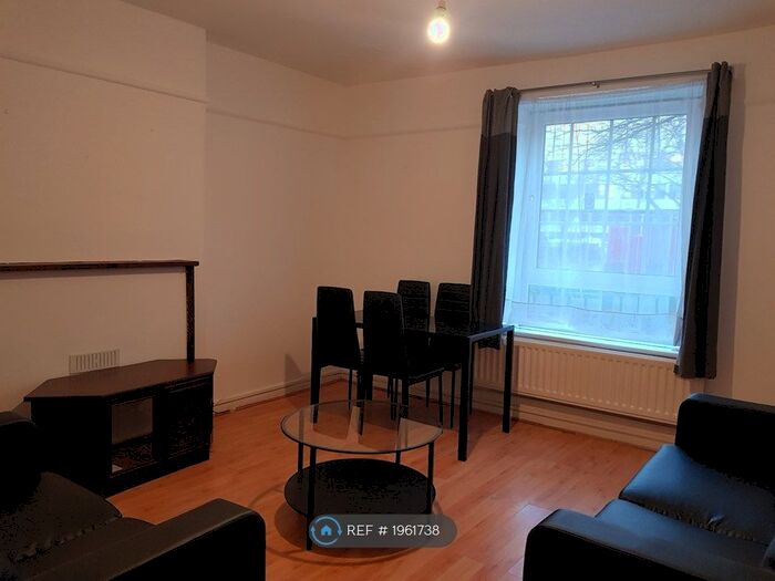 3 Bedroom Flat To Rent In Stockwell Gardens, London, SW9