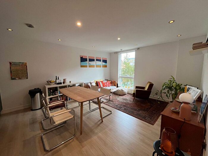 2 Bedroom Flat To Rent In Hertford Wharf, Haggerston, Hackney, N1