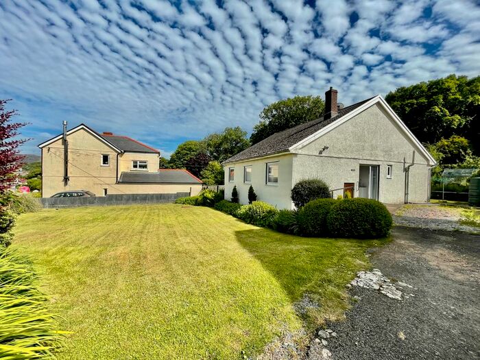 3 Bedroom Detached Bungalow For Sale In Lamb Road, Penderyn, Aberdare, CF44