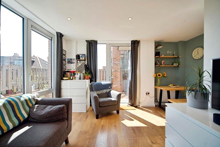 1 Bedroom Flat For Sale In High Road, London, N12