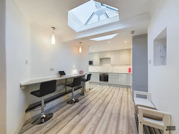 3 Bedroom Flat To Rent In B Angel Pavement, EX4