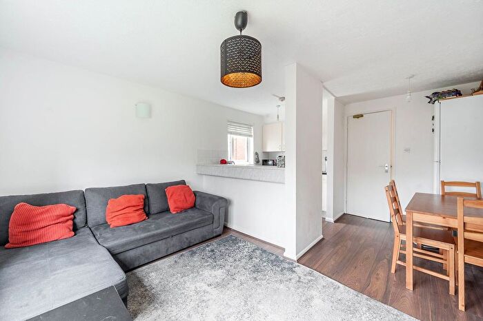 1 Bedroom Flat For Sale In Pavilion Way, Edgware, HA8