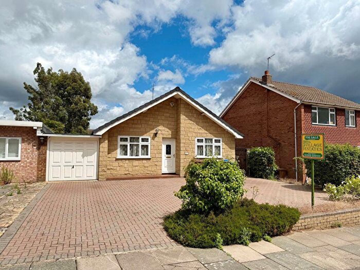 3 Bedroom Bungalow For Sale In Oakley Park, Bexley, DA5
