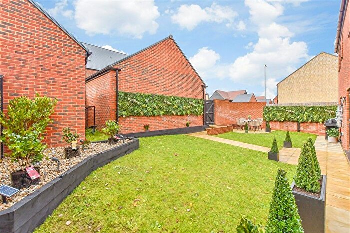 4 Bedroom Detached House For Sale In Merlyn Drive, Kings Hill, West Malling, Kent, ME19