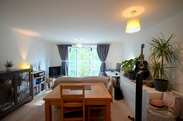 1 Bedroom Flat To Rent In Richfield Avenue, Reading, RG1
