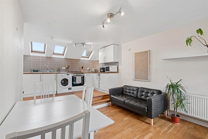 3 Bedroom Flat For Sale In Hoyle Road, Tooting, SW17