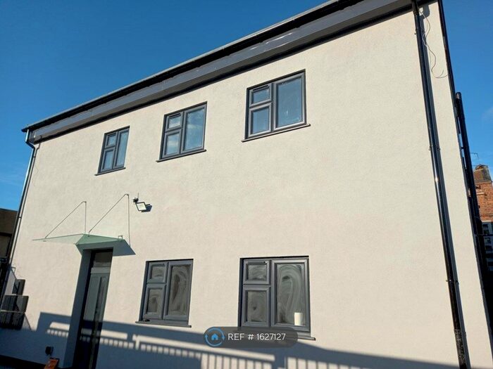 Studio To Rent In Back Lane, Romford, RM6