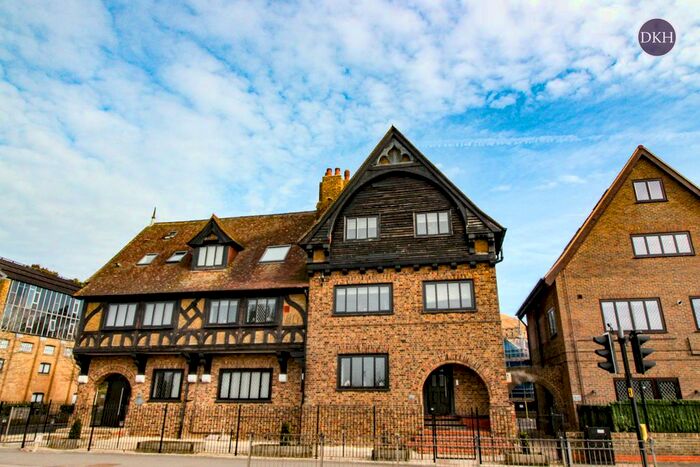 1 Bedroom Flat To Rent In High Street, Bushey, WD23