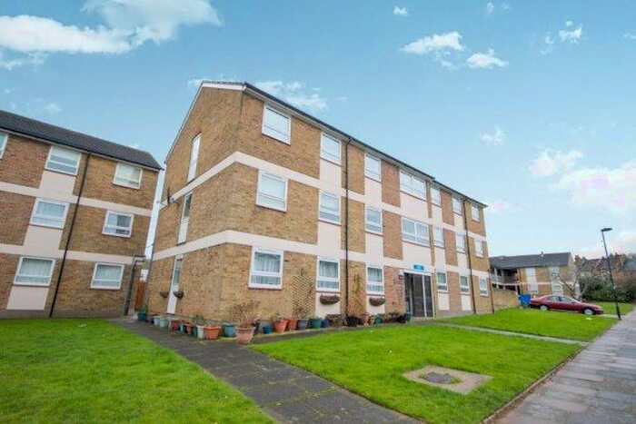 3 Bedroom Flat To Rent In Ivy Road, London, N14