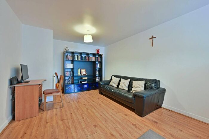 3 Bedroom Maisonette For Sale In Northolt Road, South Harrow, Harrow, HA2