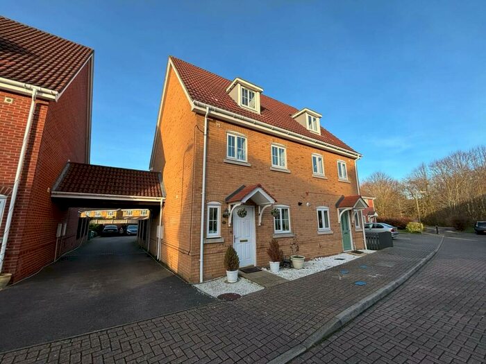 3 Bedroom Semi-Detached House To Rent In Knightwood Close, Farnborough, GU14