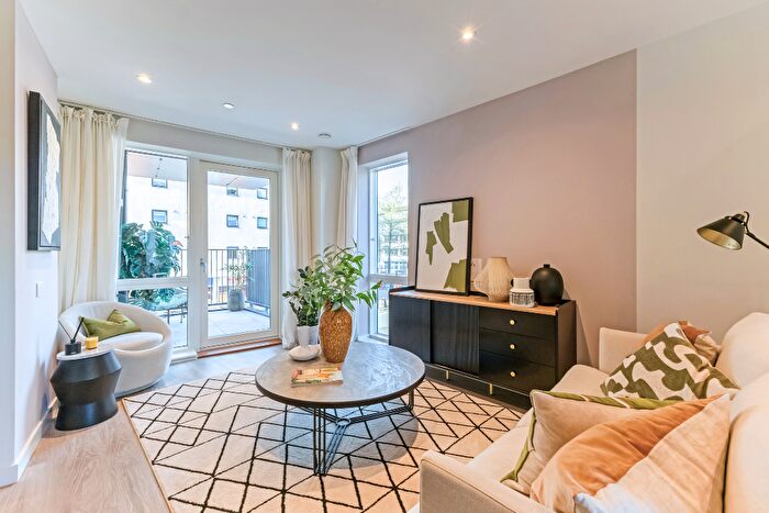 2 Bedroom Flat For Sale In Bell Road, Hounslow, TW3