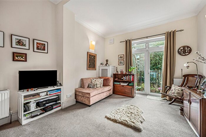2 Bedroom Flat For Sale In Oakley Road, Islington, N1