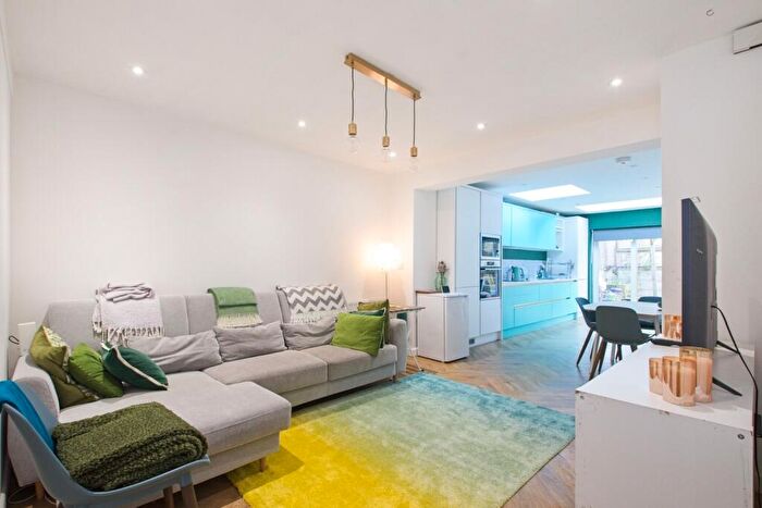 3 Bedroom End Of Terrace House To Rent In Miriam Road London, SE18