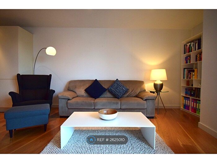 2 Bedroom Flat To Rent In Candle House, Leeds, LS1