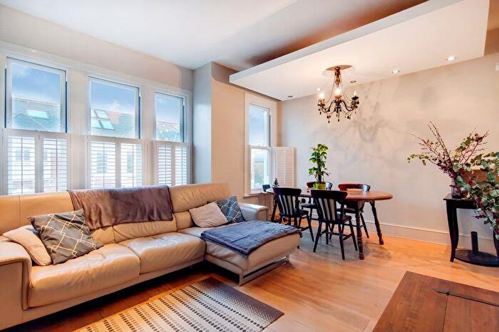 3 Bedroom Flat To Rent In Hazelbourne Road, London, SW12