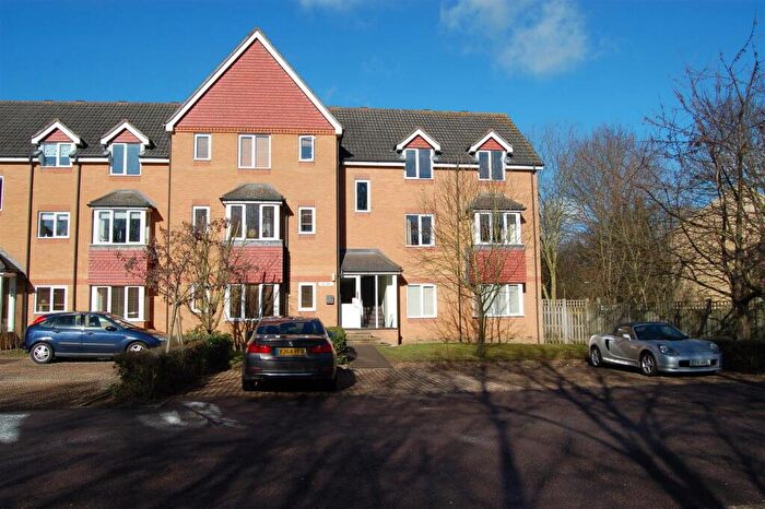 2 Bedroom Flat To Rent In Redoubt Close, Grove Road, Hitchin, SG4