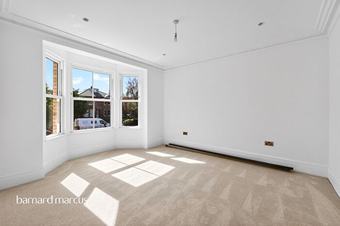 2 Bedroom Flat For Sale In Station Road, New Barnet, EN5