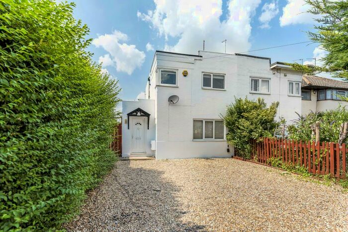 3 Bedroom Semi-Detached House To Rent In Stonehaven Road, Aylesbury, HP19