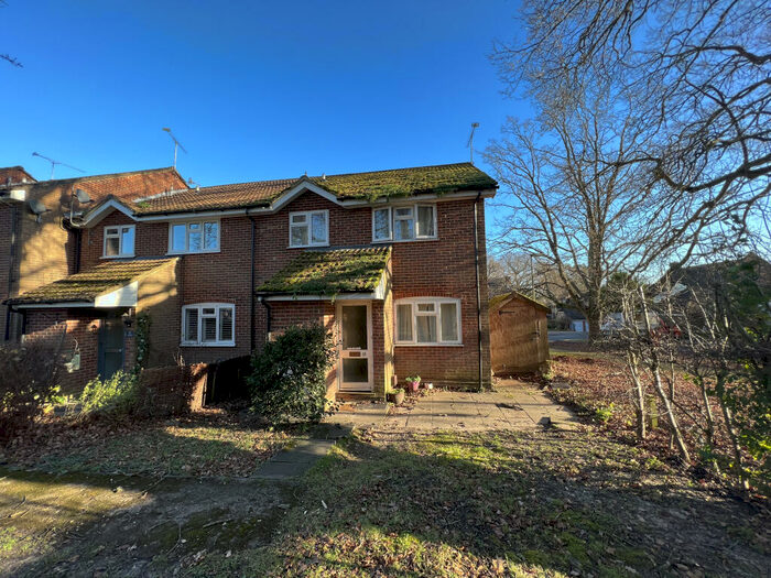 2 Bedroom End Of Terrace House To Rent In Ivy Drive, Lightwater, GU18