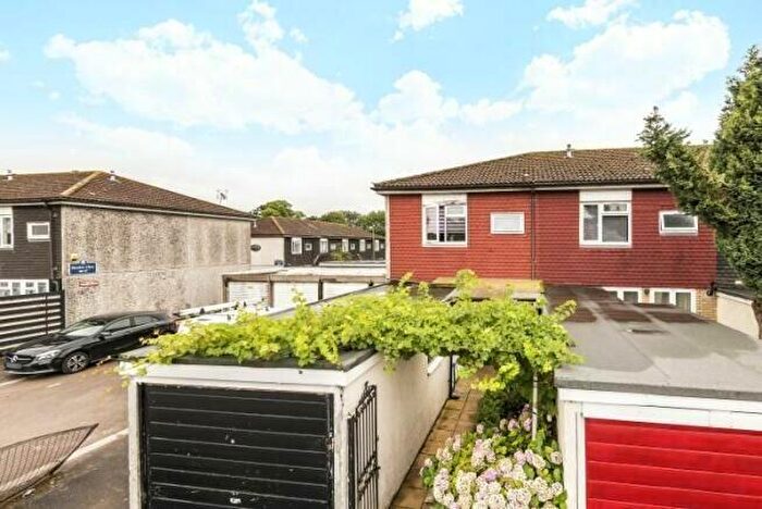 Apartment To Rent In Meadow Close, Barnet, London, EN5