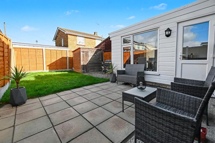 2 Bedroom Detached Bungalow For Sale In No Chain - Waarem Avenue, Canvey Island, SS8