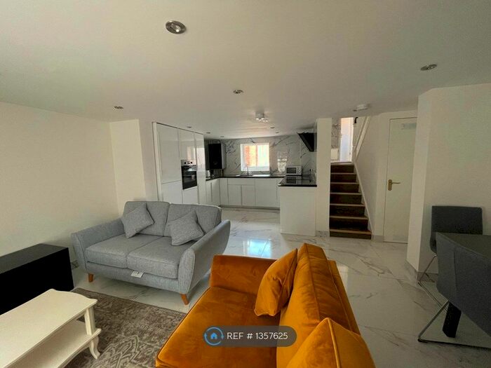 5 Bedroom Terraced House To Rent In Waylen Street, Reading, RG1