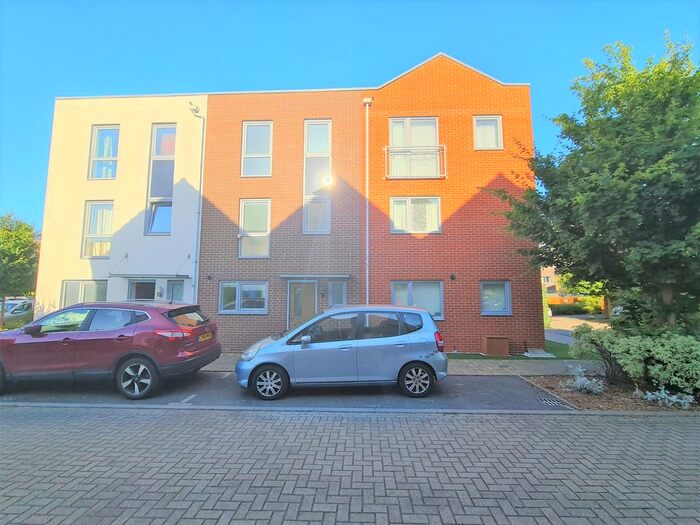 5 Bedroom Link Detached House To Rent In Vimy Drive, Dartford, Kent, DA1